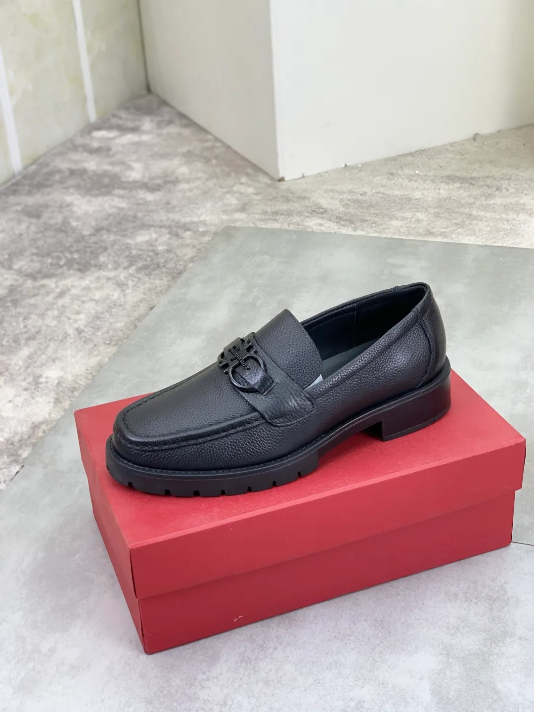 Men's Men's Shoes 💰P480💰[New Style] Water-dyed Niuli 🆘[Salvatore Ferragamo] Ferragamo's latest casual business leather shoes for men! Listed simultaneously! The fabric is made of specially imported original calfskin, and the interior is made of imported water-dyed cowhide. It is absolutely luxurious and leads the fashion trend. Matching code: 38-44 (45 and 46 can be customized) Multiple colors available